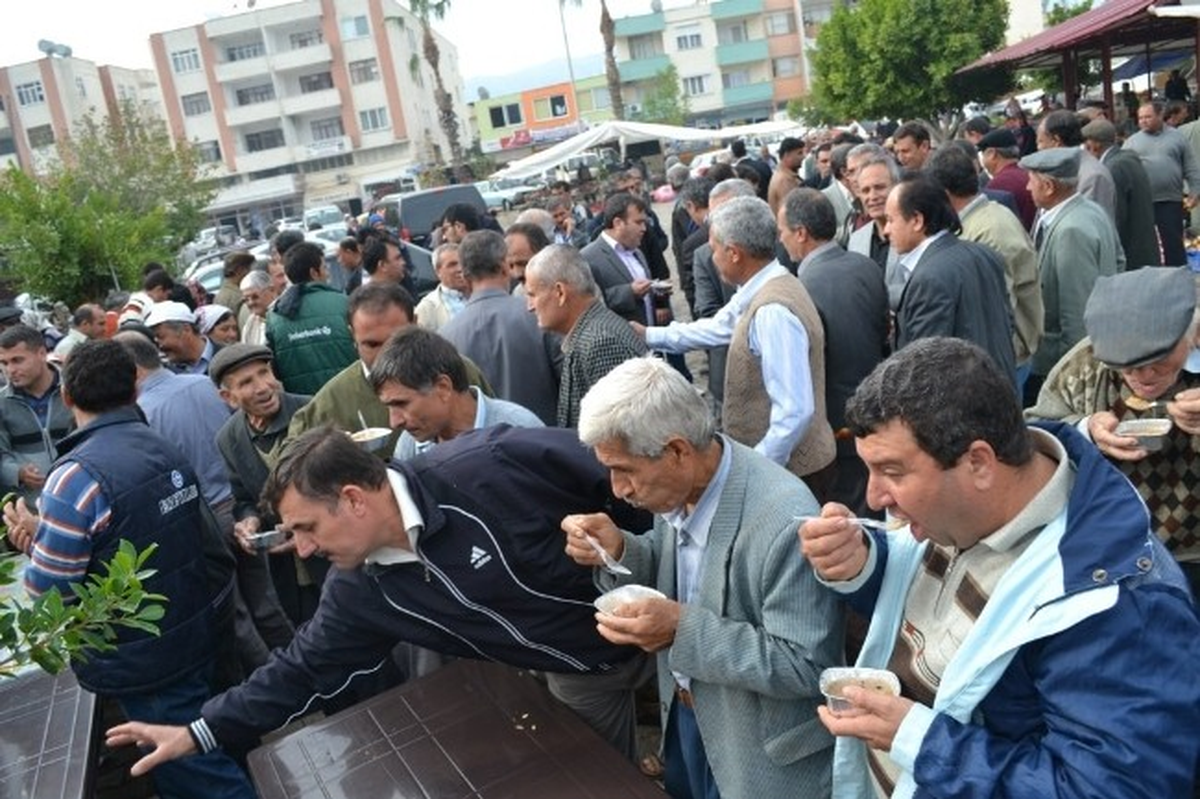 AK Parti Bozyazı İlçe Teşkilatı Aşure Dağıttı
