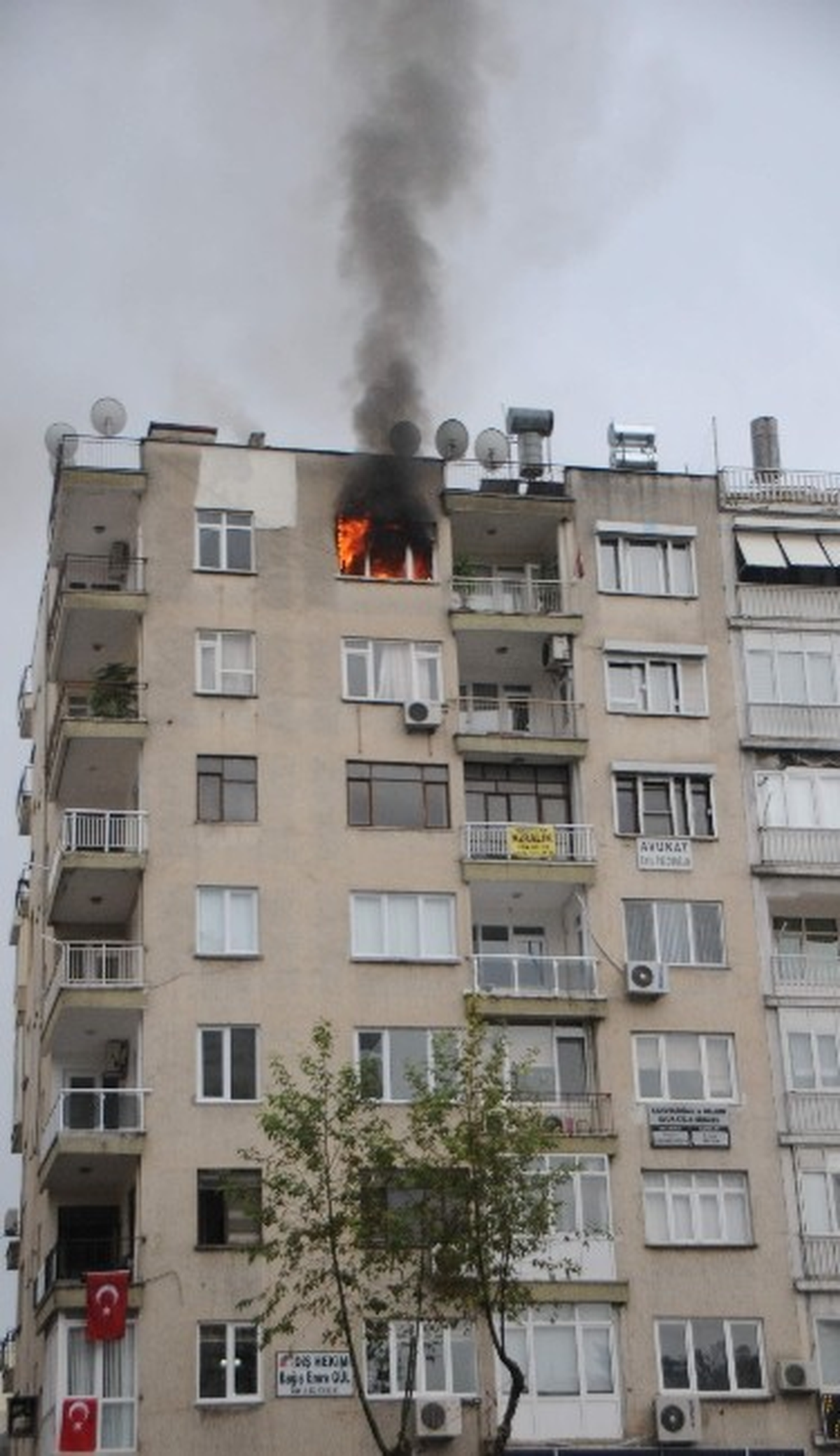 Alevlerden İtfaiye Ekibi Kurtardı