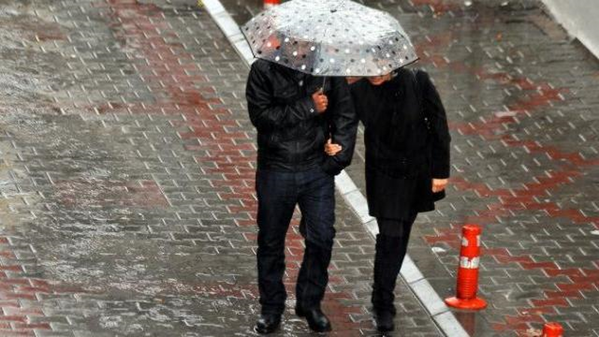 Antalya\'da Yağmur Hayatı Olumsuz Etkiliyor