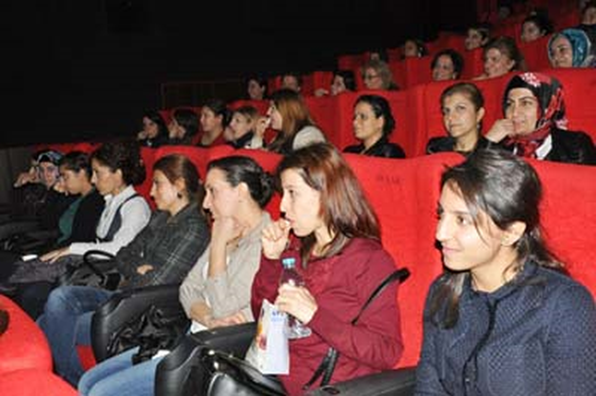 Bağlar Belediyesi Kadınlara \'Hükümet Kadını 2\'yi İzlettirdi