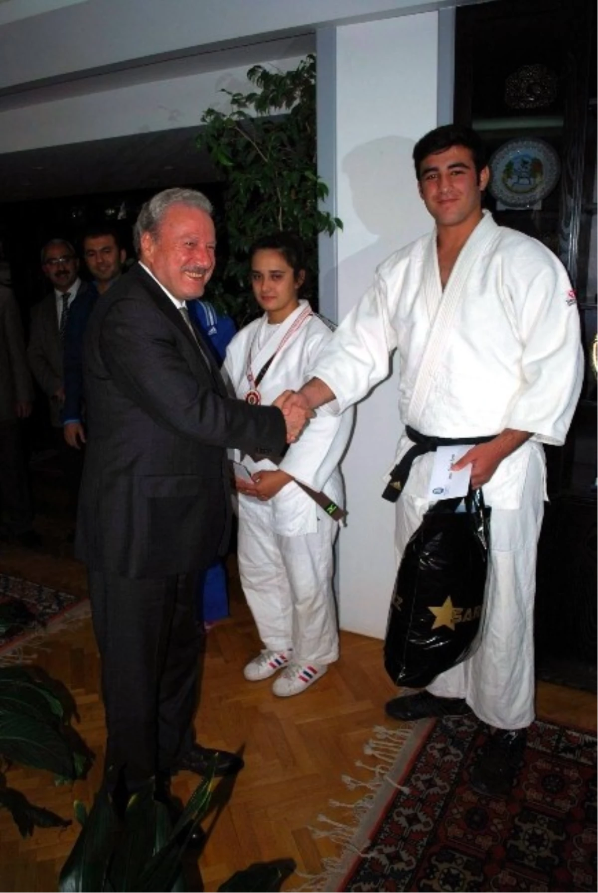 Salihli Belediye Başkanı Okay Judocuları Ödüllendirdi