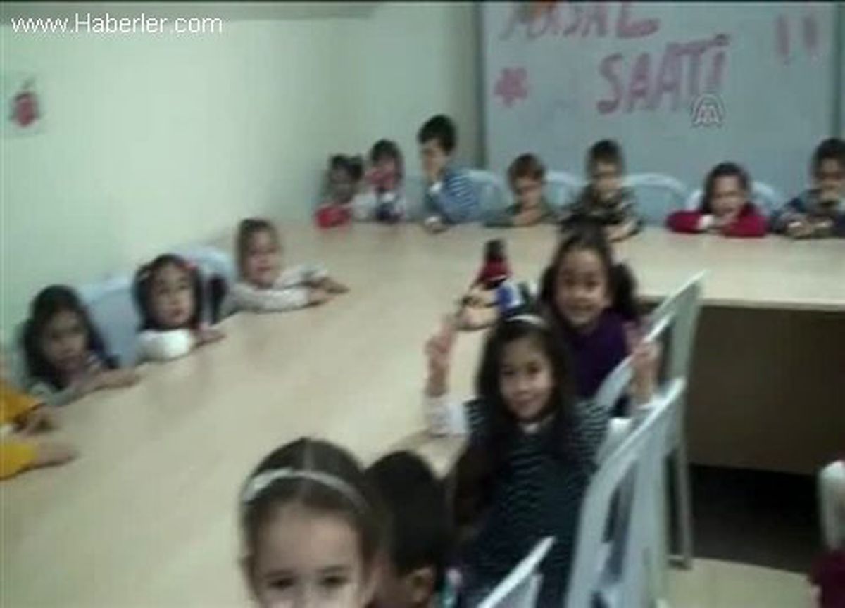 Bodrum\'da Psikologlar Eşliğinde Çocuklara Masal Anlatılıyor