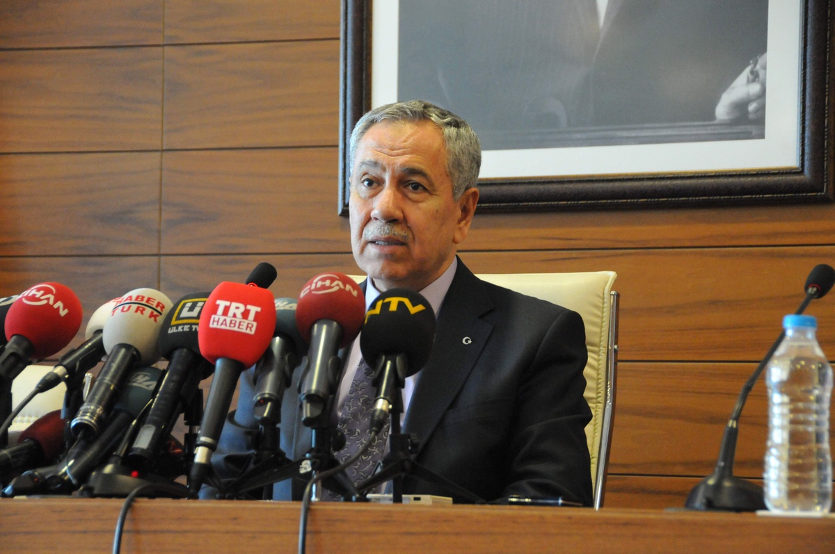 Bülent Arınç Daha Fazla Yüzüm Eskimesin Diye 1, 5 Yıl Sonra Siyaseti Bırakıyorum.
