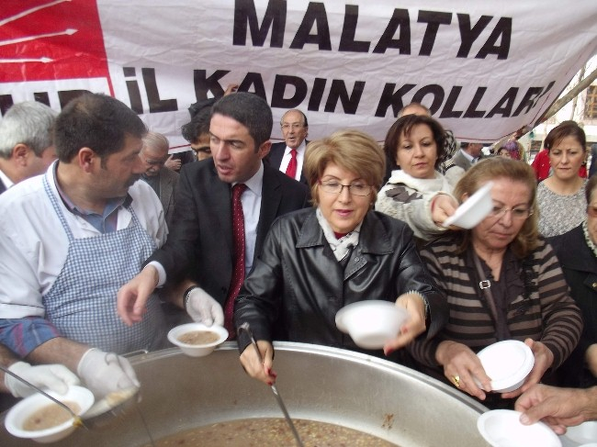 CHP Malatya Kadın Kolları Aşure İkramı Yaptı
