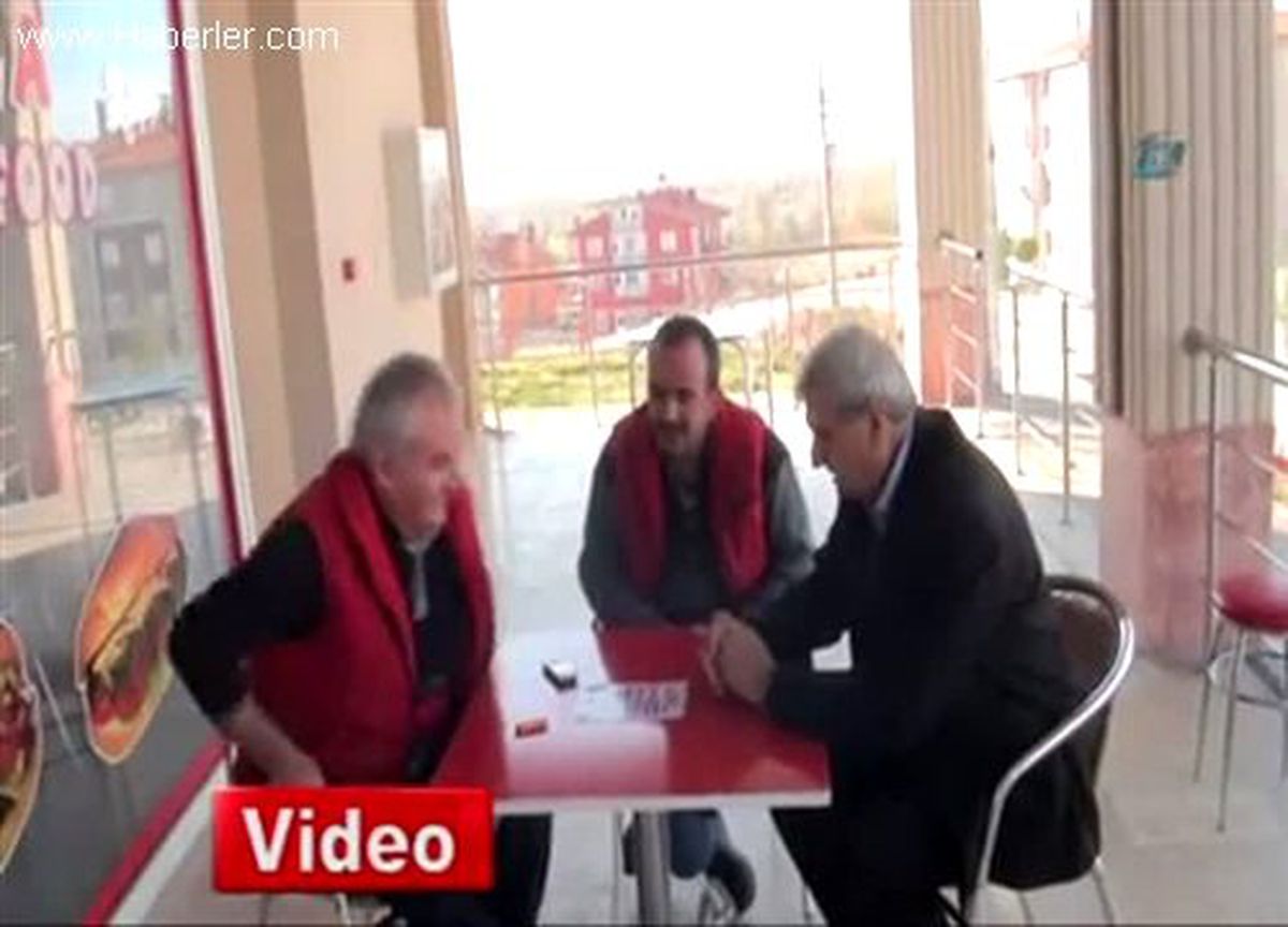 Çinli Yenge Dong Mei Cheng Garsonluk Yapıyor