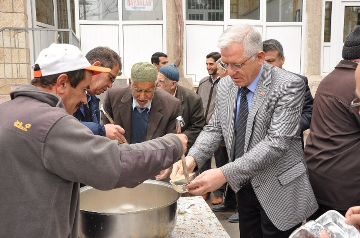 Cuma Namazı Çıkışı Vatandaşlara Aşure Dağıtıldı
