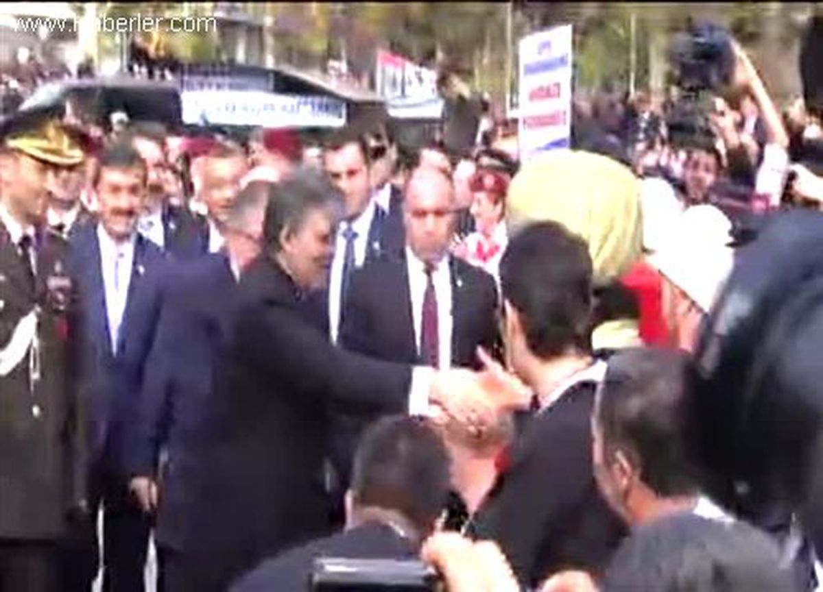 Cumhurbaşkanı Gül, Ünye ilçesinde güllerle karşılandı
