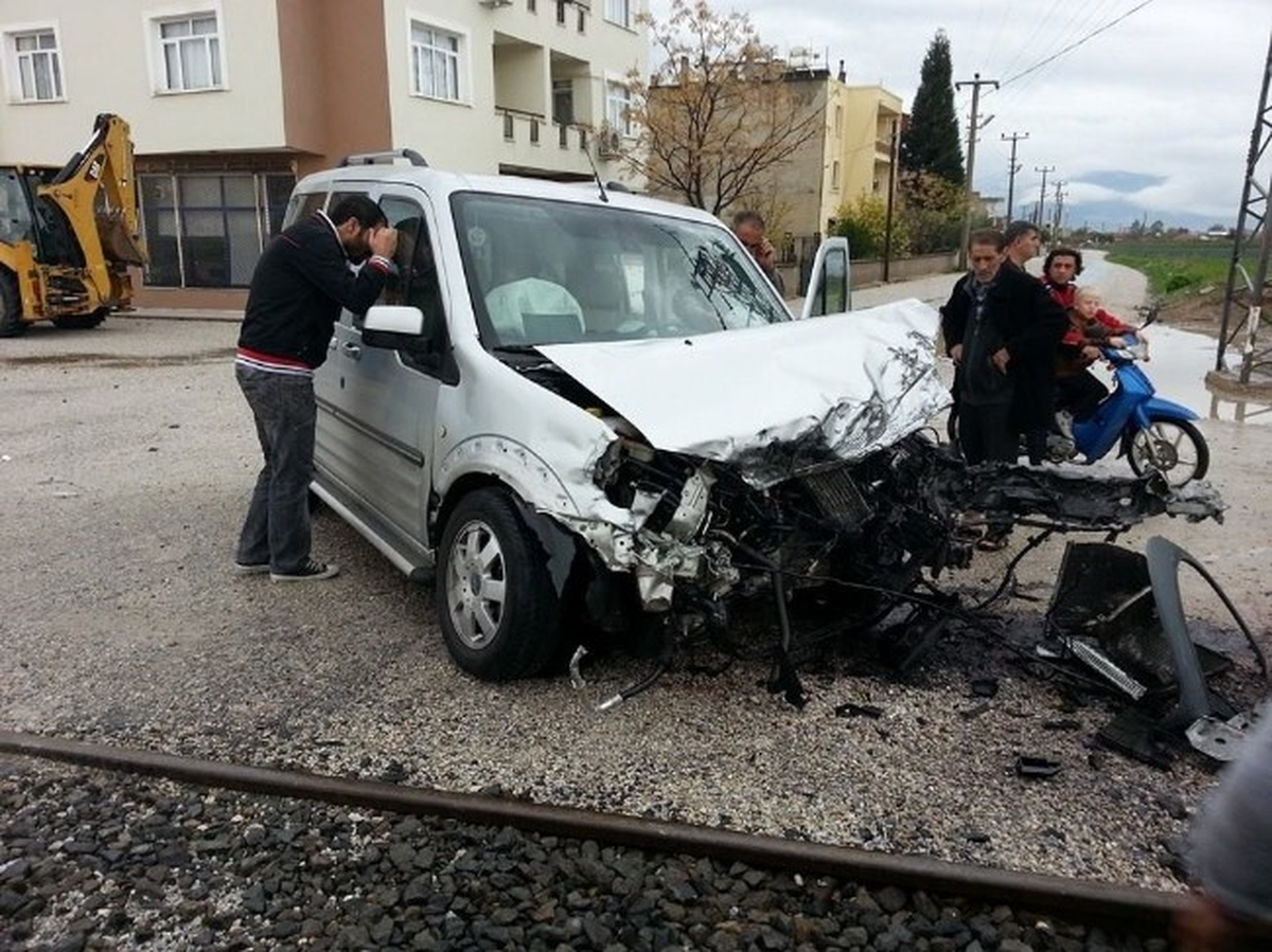 Dikkatsiz Otomobil Sürücüsü Trene Çarptı