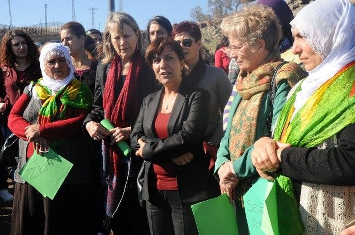 Diyarbakır\'da Kadınlar Şiddetle Mücadele İçin Fidan Dikti