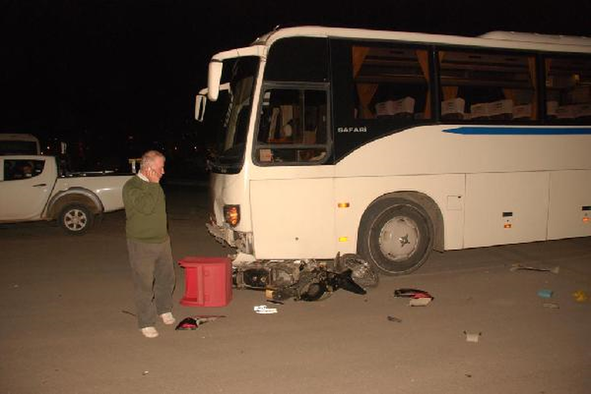 Ehliyetsiz ve Kasksız Kuryenin Kullandığı Motosiklet Otobüsle Çarpıştı
