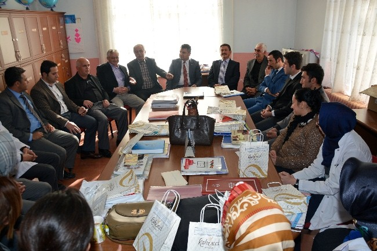 Emekli Öğretmen Şehit Oğlunun İsminin Verildiği Okulda 24 Kasımı Kutladı