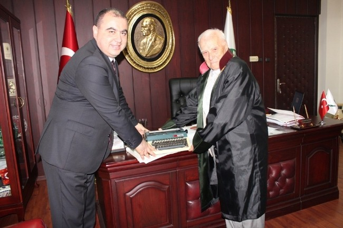 Emektar Avukat 62 Yıllık Daktilosuna Şiirle Veda Etti