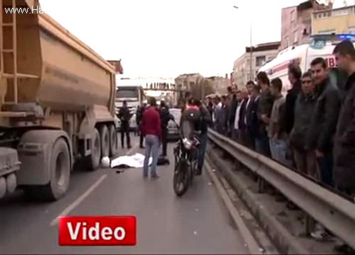 Esenler\'de Motosikletli Kurye Hafriyat Kamyonunun Altında Kaldı