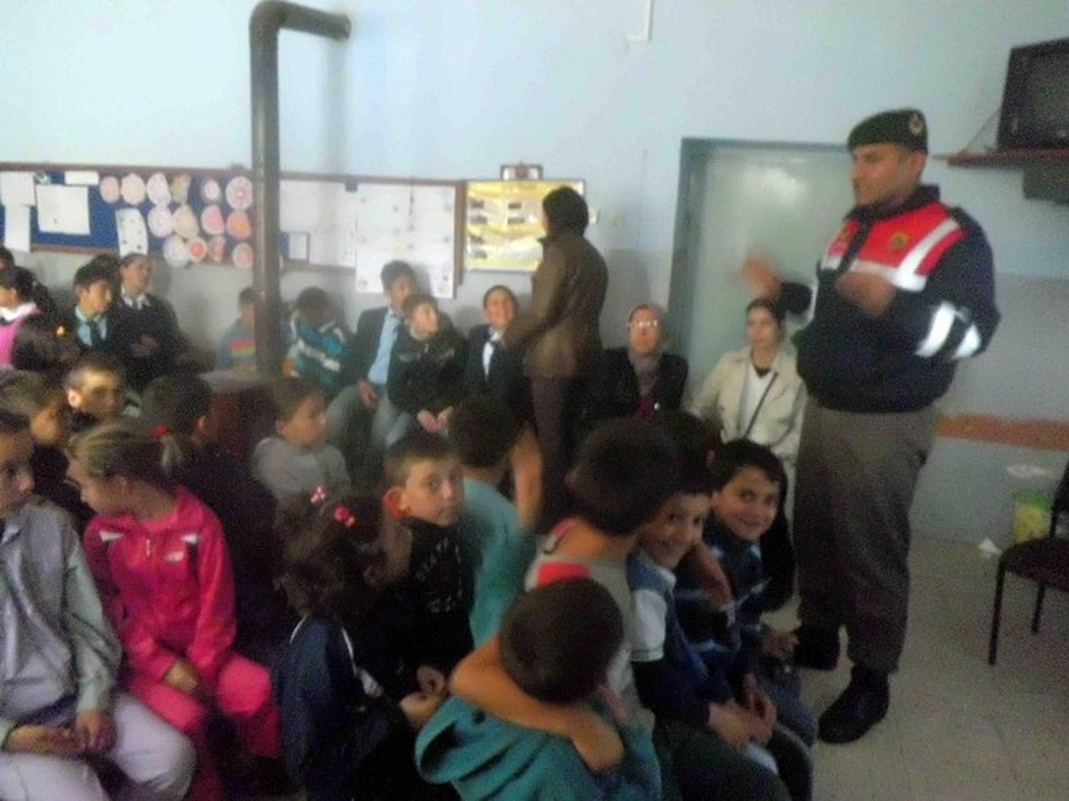 Gördes\'te İlköğretim Öğrencilerine Trafik Semineri