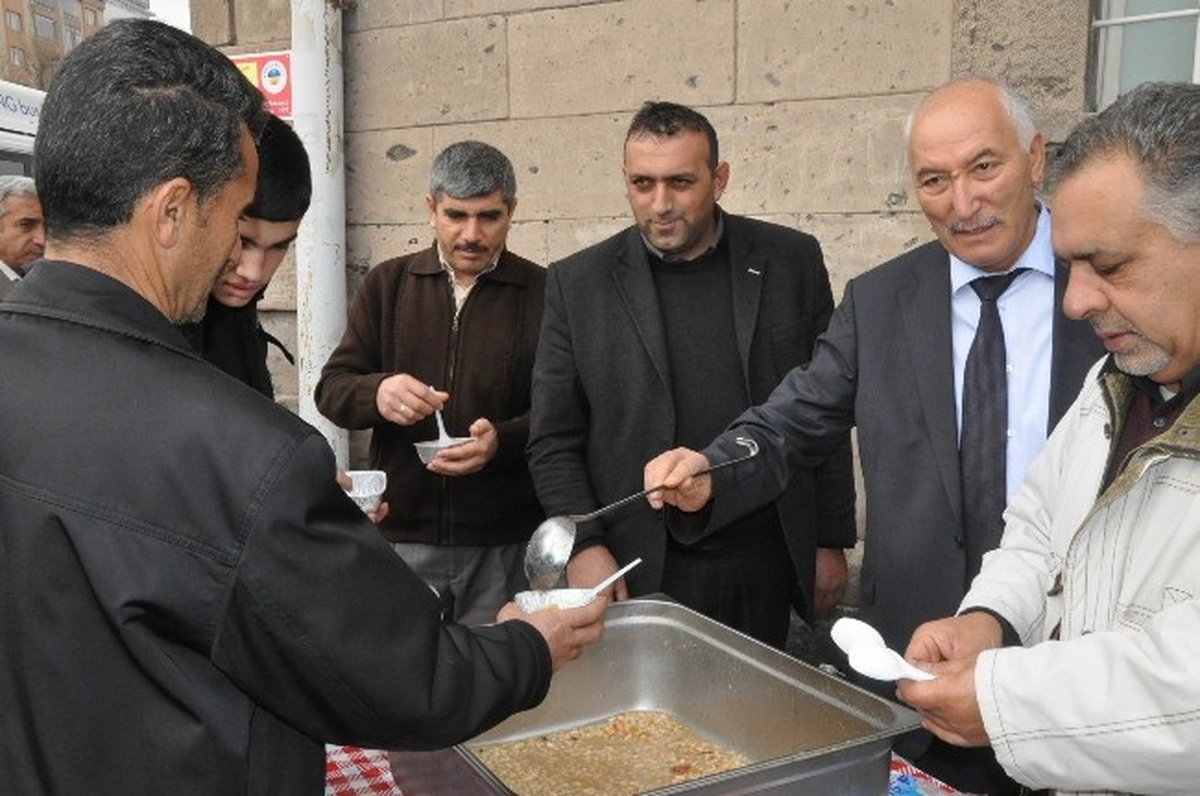 Halk Otobüsçüleri Odası Aşure Dağıttı