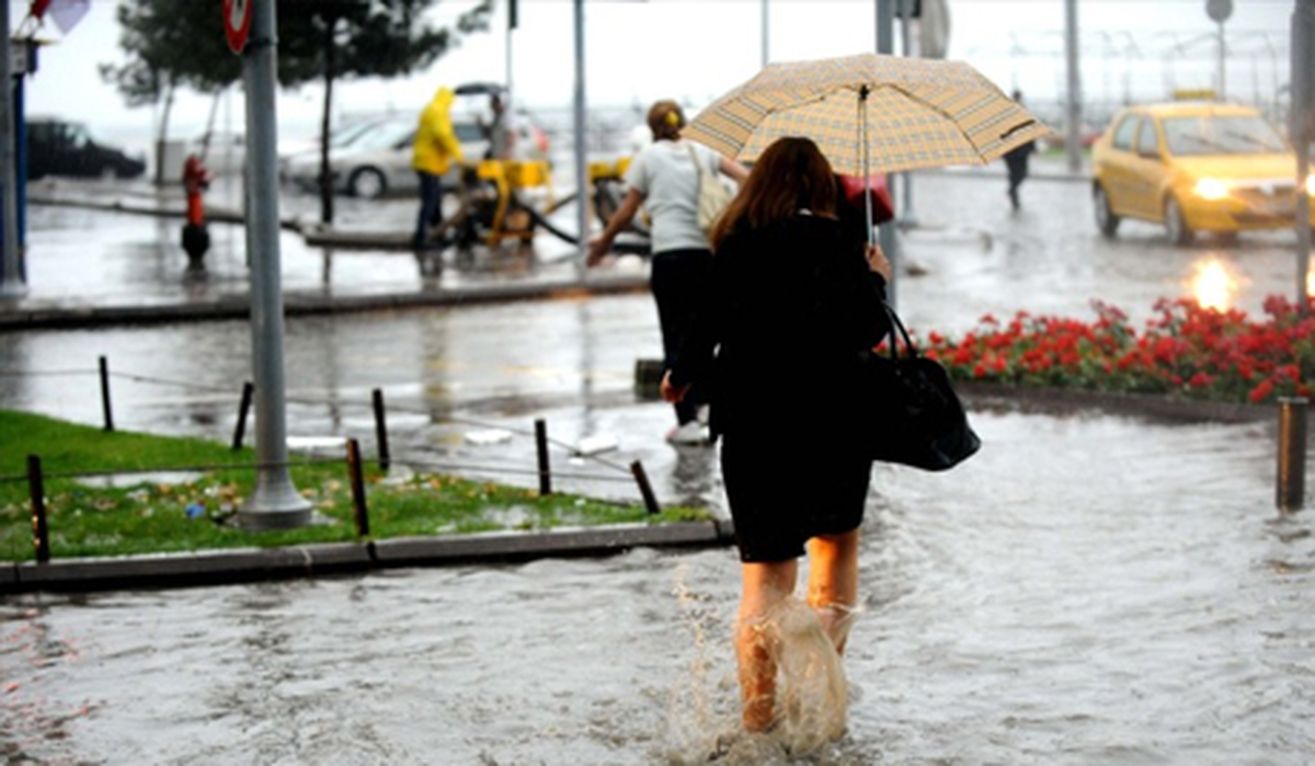 İzmir\'de Şiddetli Yağış Hayatı Etkiliyor