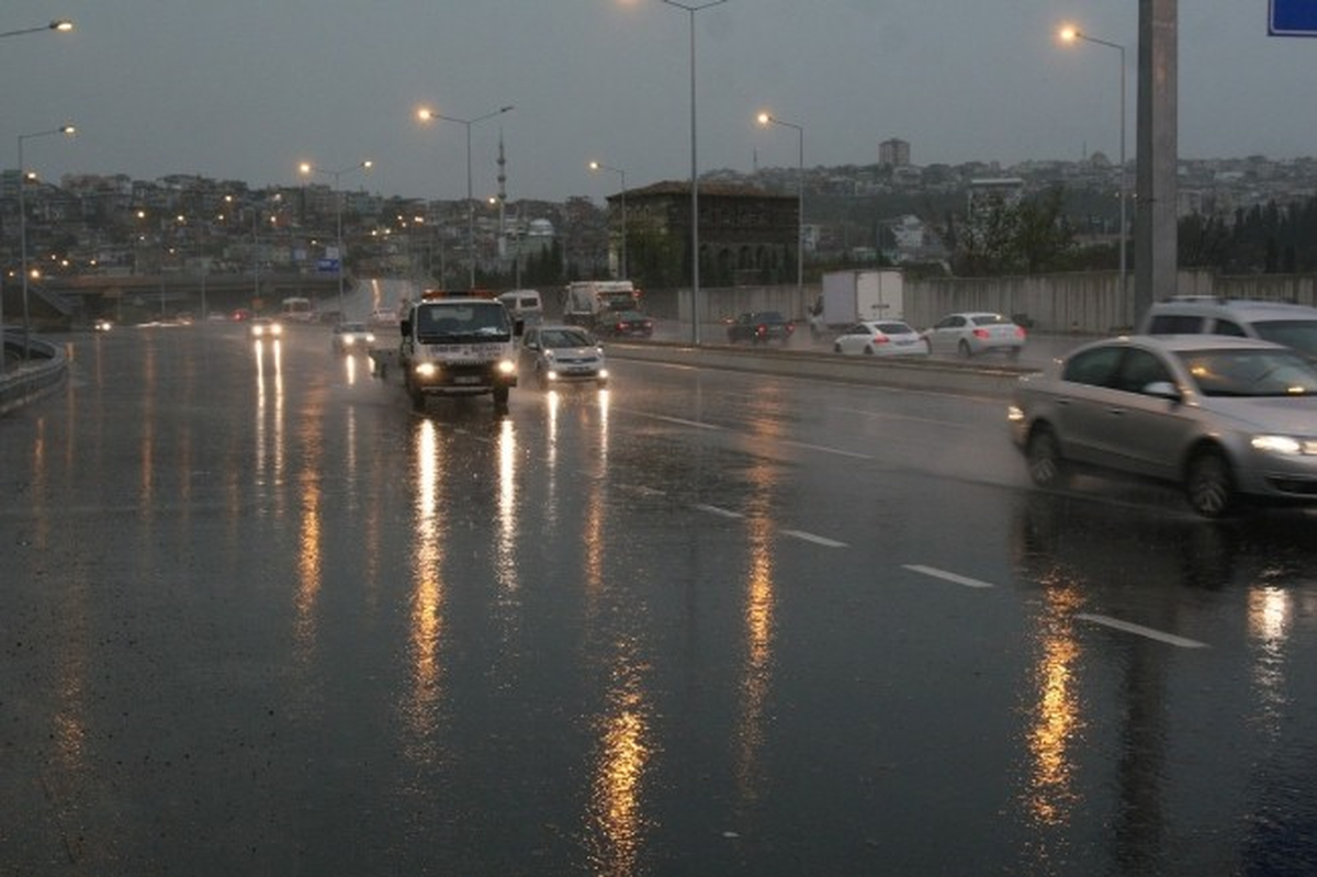İzmir\'de Yağmur Şiddetini Artırarak Devam Ediyor