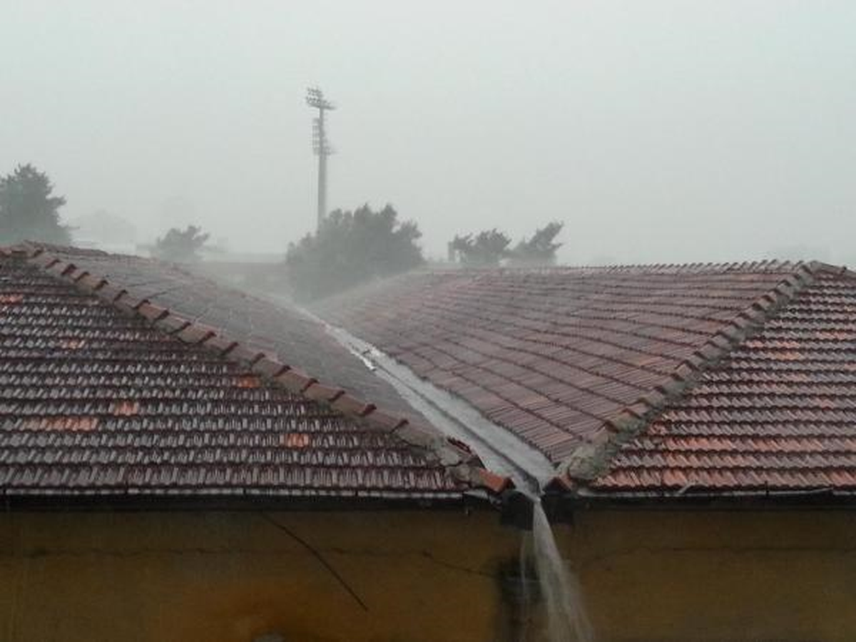 İzmir Güne Yağmurla Başladı
