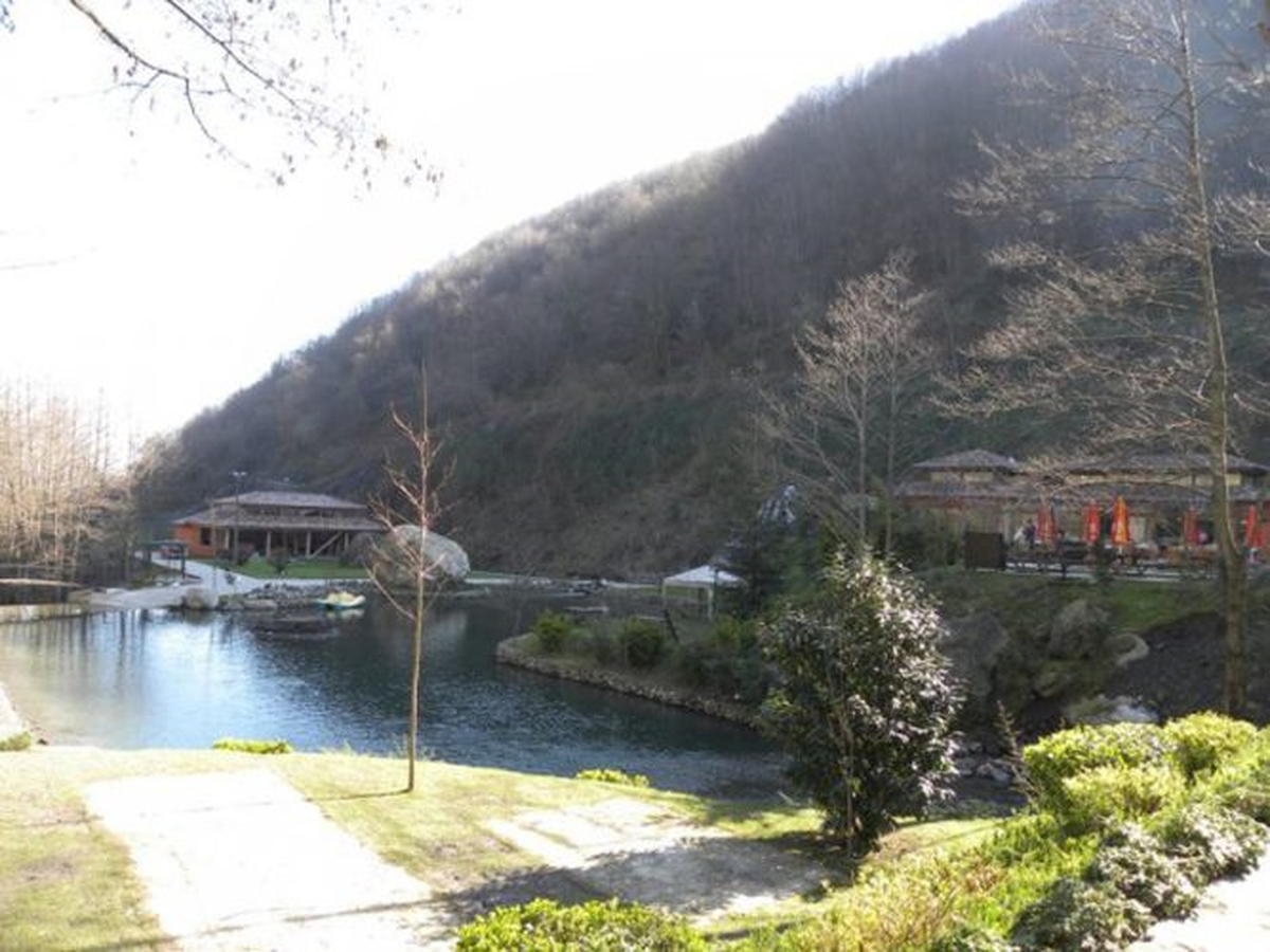 Kaçılacak Kadar Uzak, Gidilecek Kadar Yakın