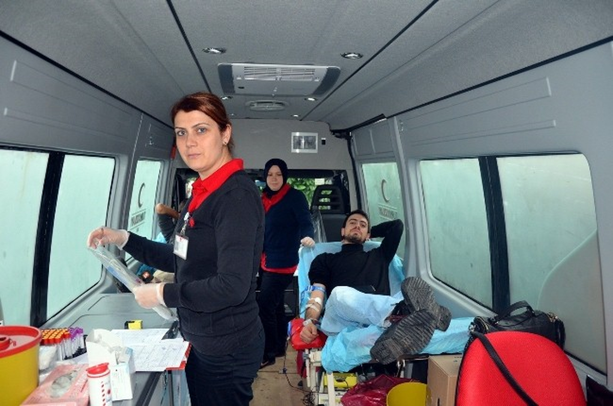 Kızılay Derneği Selçuk Şubesi Hem Aşure Dağıttı, Hem de Kan Topladı