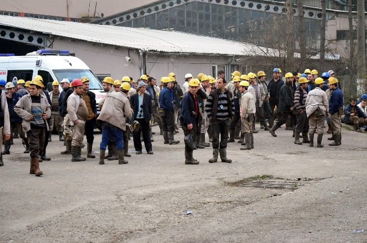 Maden İşçileri Kendilerini Ocağa Kilitledi