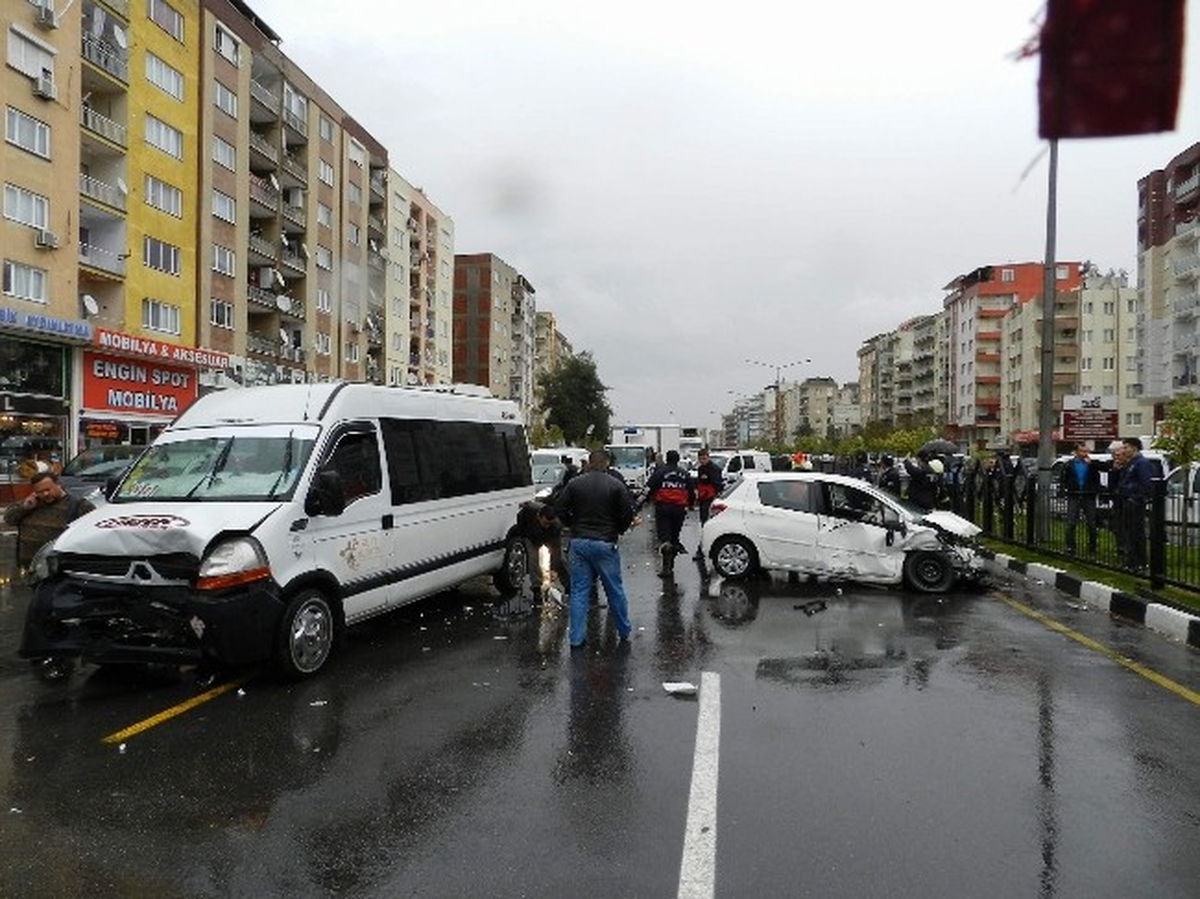 Manisa\'da Yağmur Beraberinde Kaza Getirdi