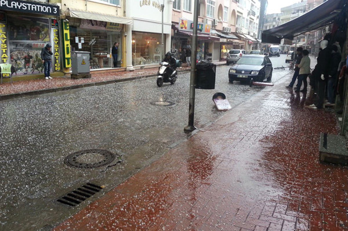 Marmaris\'e Ceviz Büyüklüğünde Dolu Yağdı