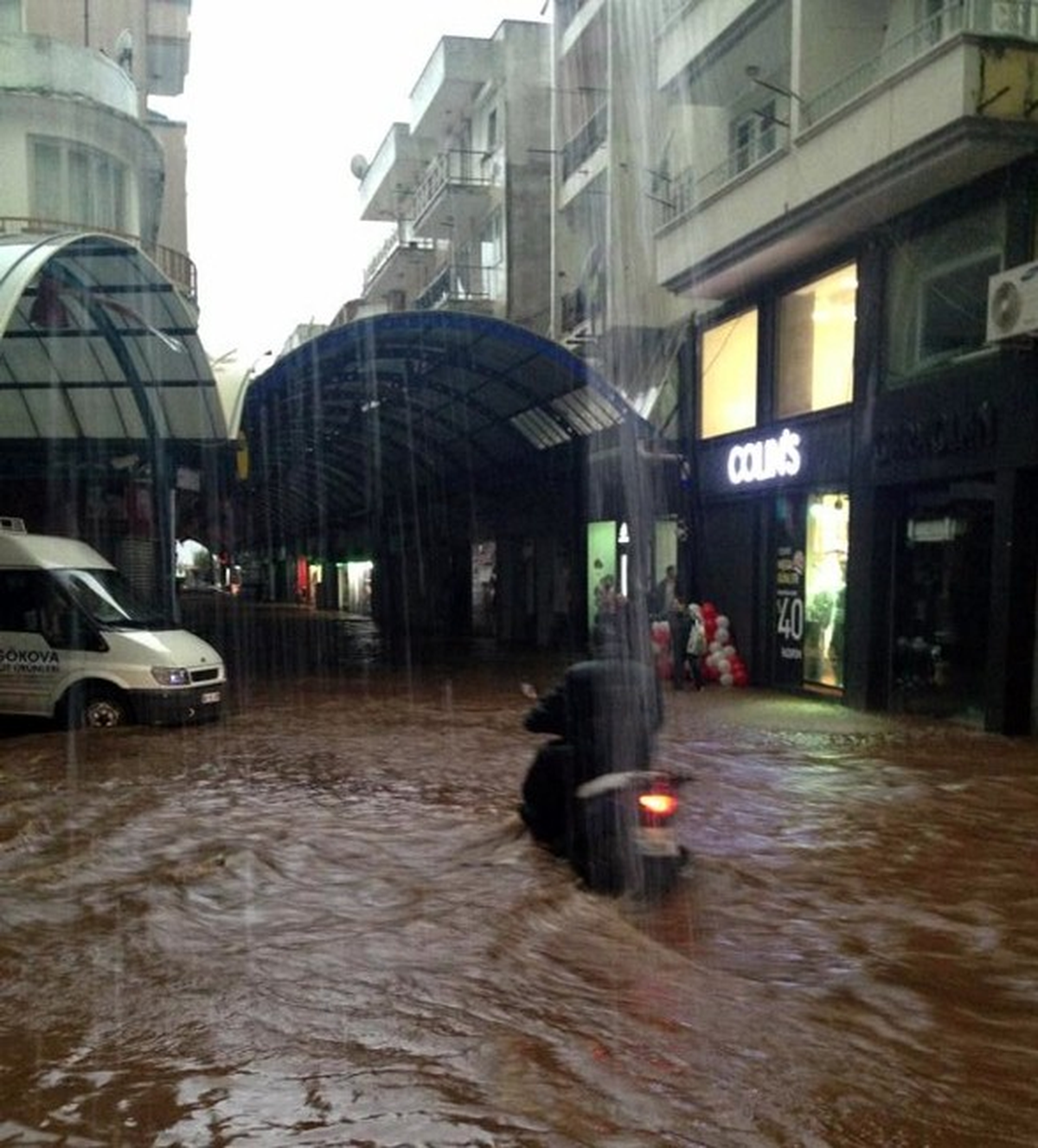 Marmaris Sokakları Venedik\'e Döndü