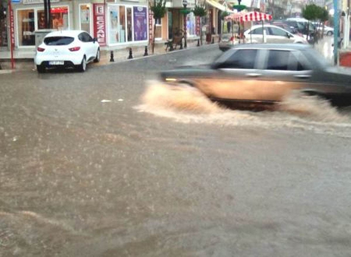 Marmaris\'te Şiddetli Yağış Etkili Oldu