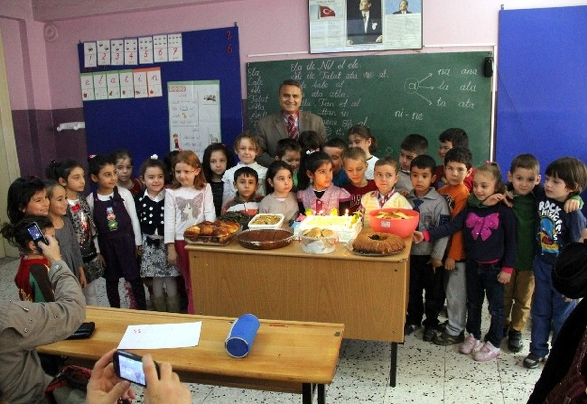 Minik Öğrencilerden Öğretmene Sürprizi
