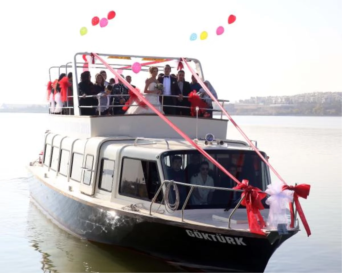 Mogan Gölü\'nde Gezi Teknesinde Nikah Töreni
