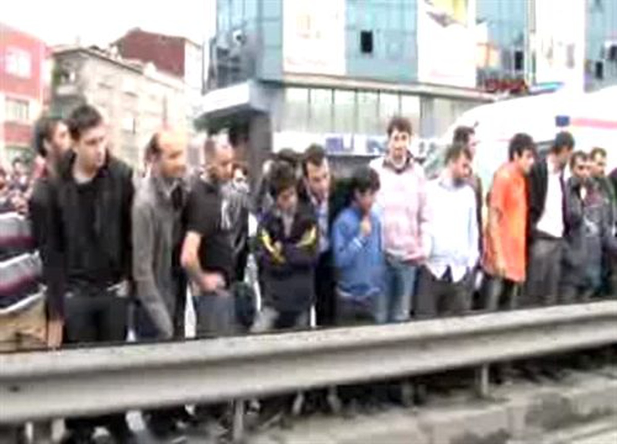 Esenler\'de Motosikletli Kurye Kamyonun Altında Can Verdi