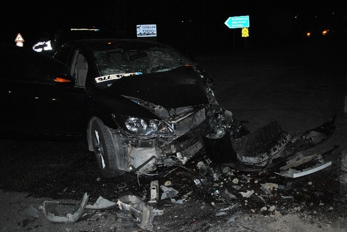 Amasya\'da Öğrenci Servisi Otomobille Çarpıştı: 9 Yaralı