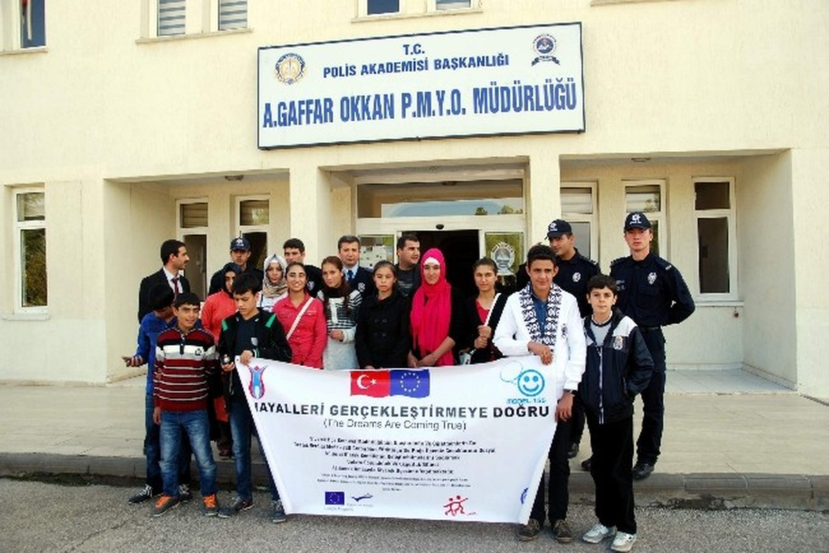 Öğrencilere Polis Okulu Gezisi
