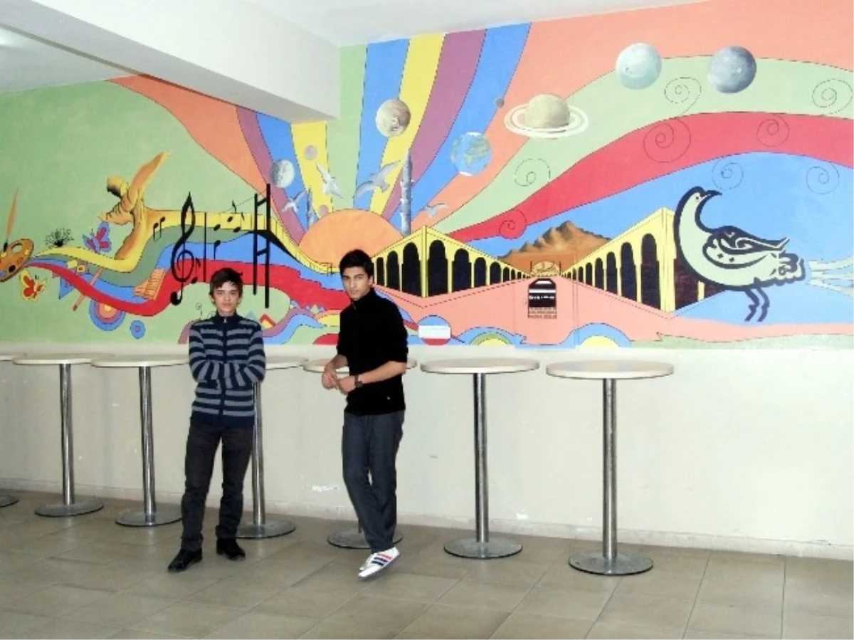 Okul Duvarlarını Sanat Galerisine Çevirdiler