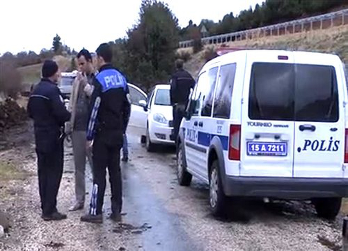 Polis Kaçan Zanlıları Aracın Lastiğini Patlatarak Yakaladı
