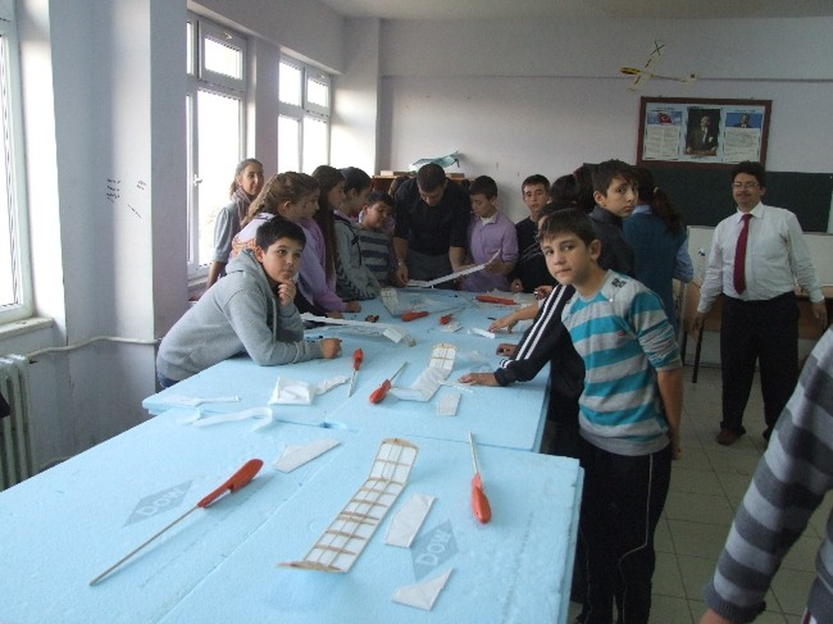 Şarköy\'de Öğrenciler Maket Uçak Yapıyor