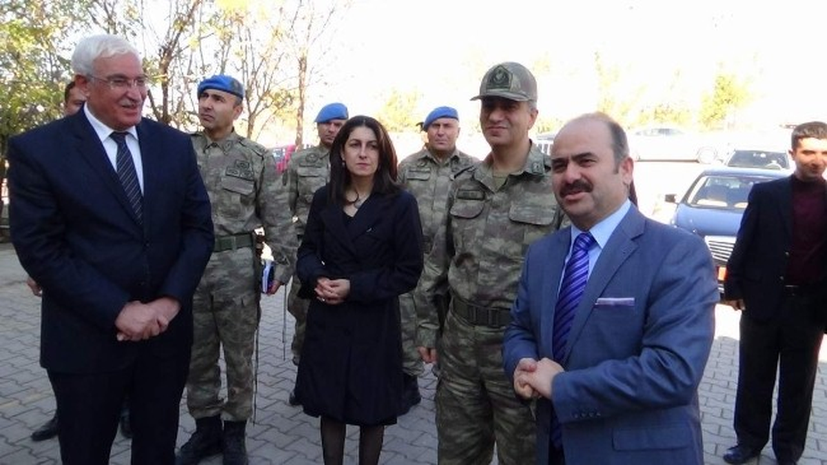 Siirt Valisi Aydın, Askerlerle Birlikte Karanfil Dağıttı