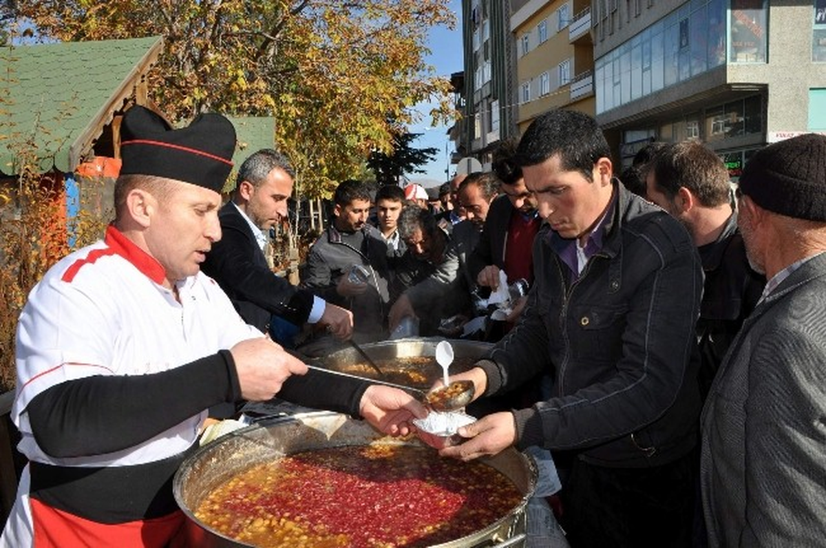 Suşehri\'de Sivil Toplum Örgütleri Aşure Dağıttı