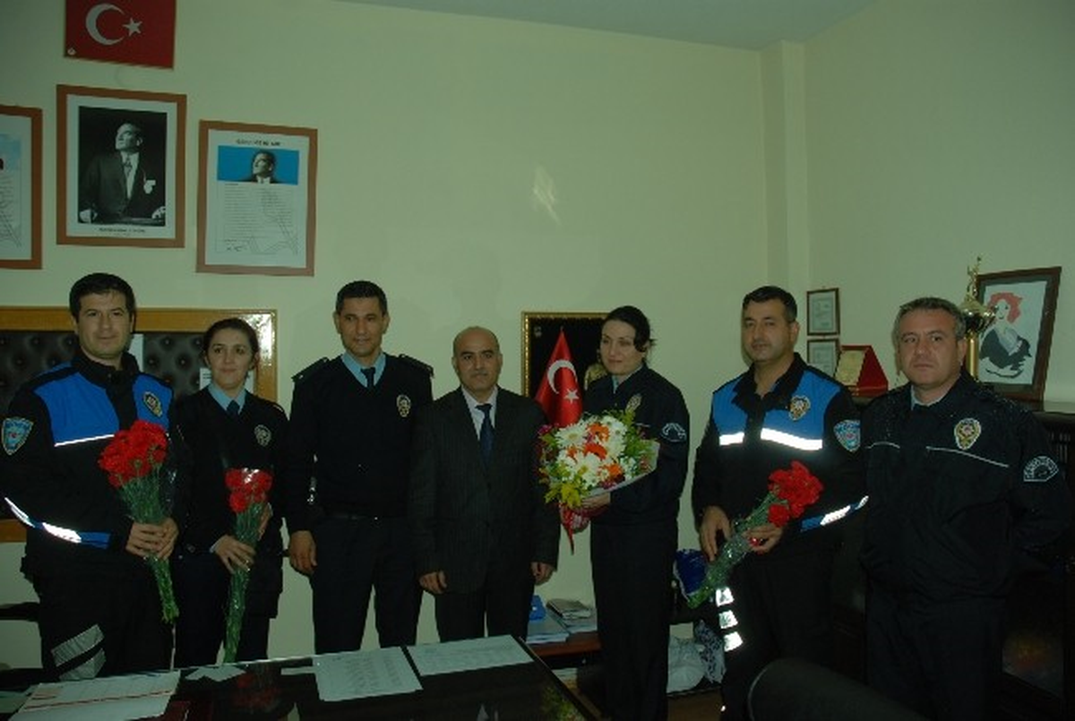 Toplum Destekli Polisten Öğretmenlere Çiçek
