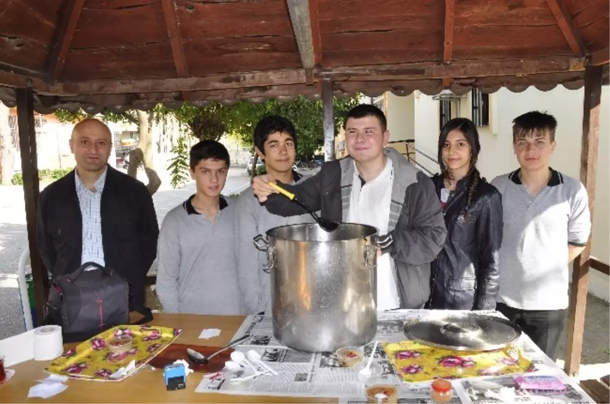 Torbalı\'daki Öğretmen Lısesı\'nde Aşure Hayrı Yapıldı