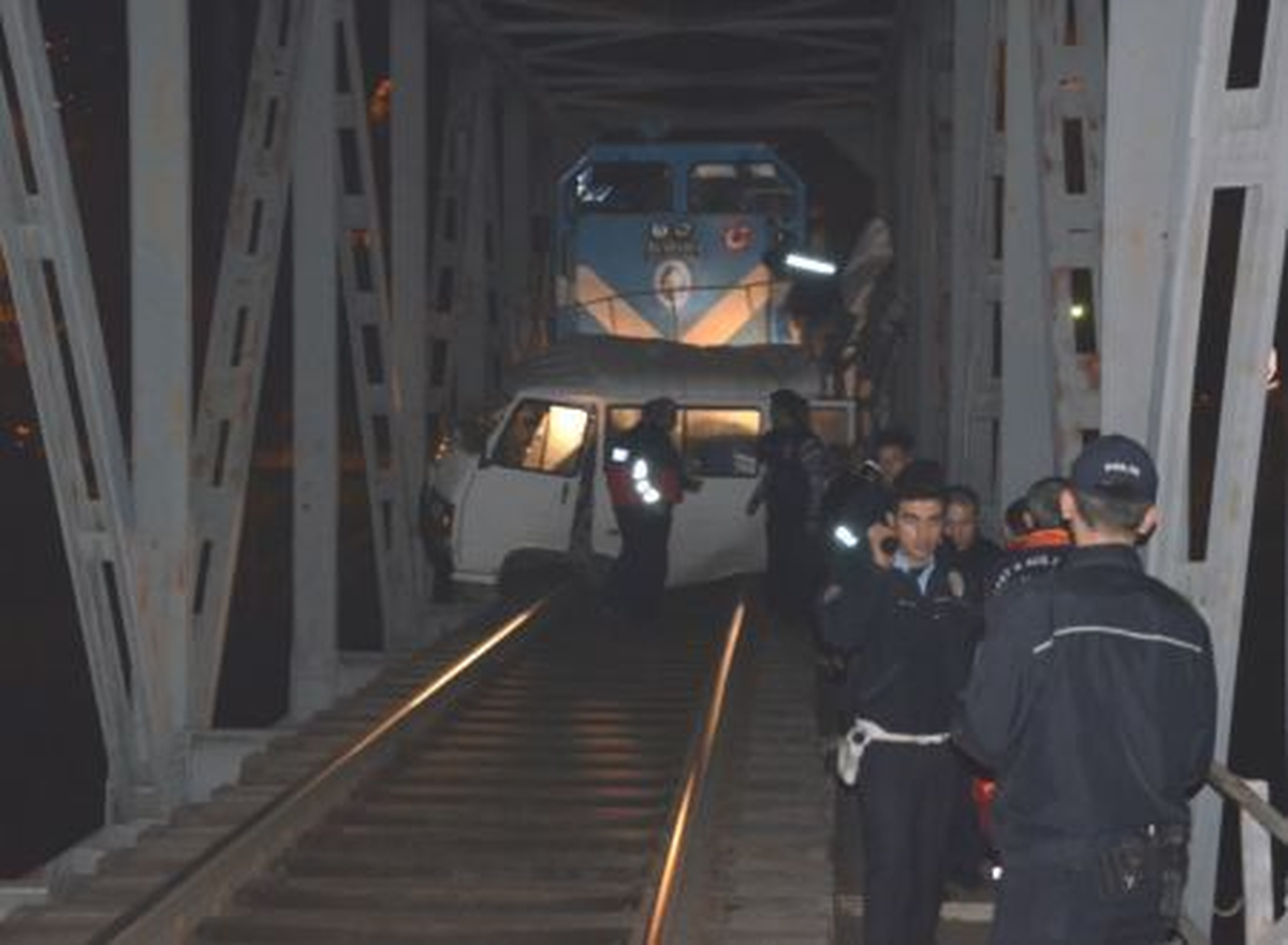 Tren Minibüse Çarptı: 1 Yaralı