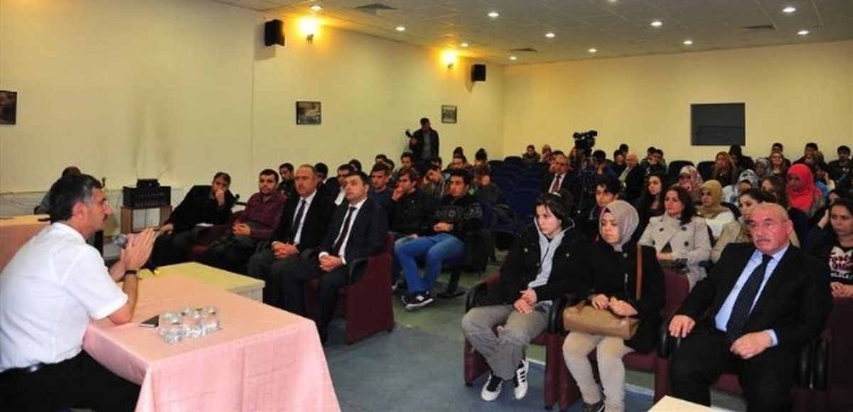 Vali Bektaş, Kariyer Günleri\'nde Öğrencilerle Bir Araya Geldi