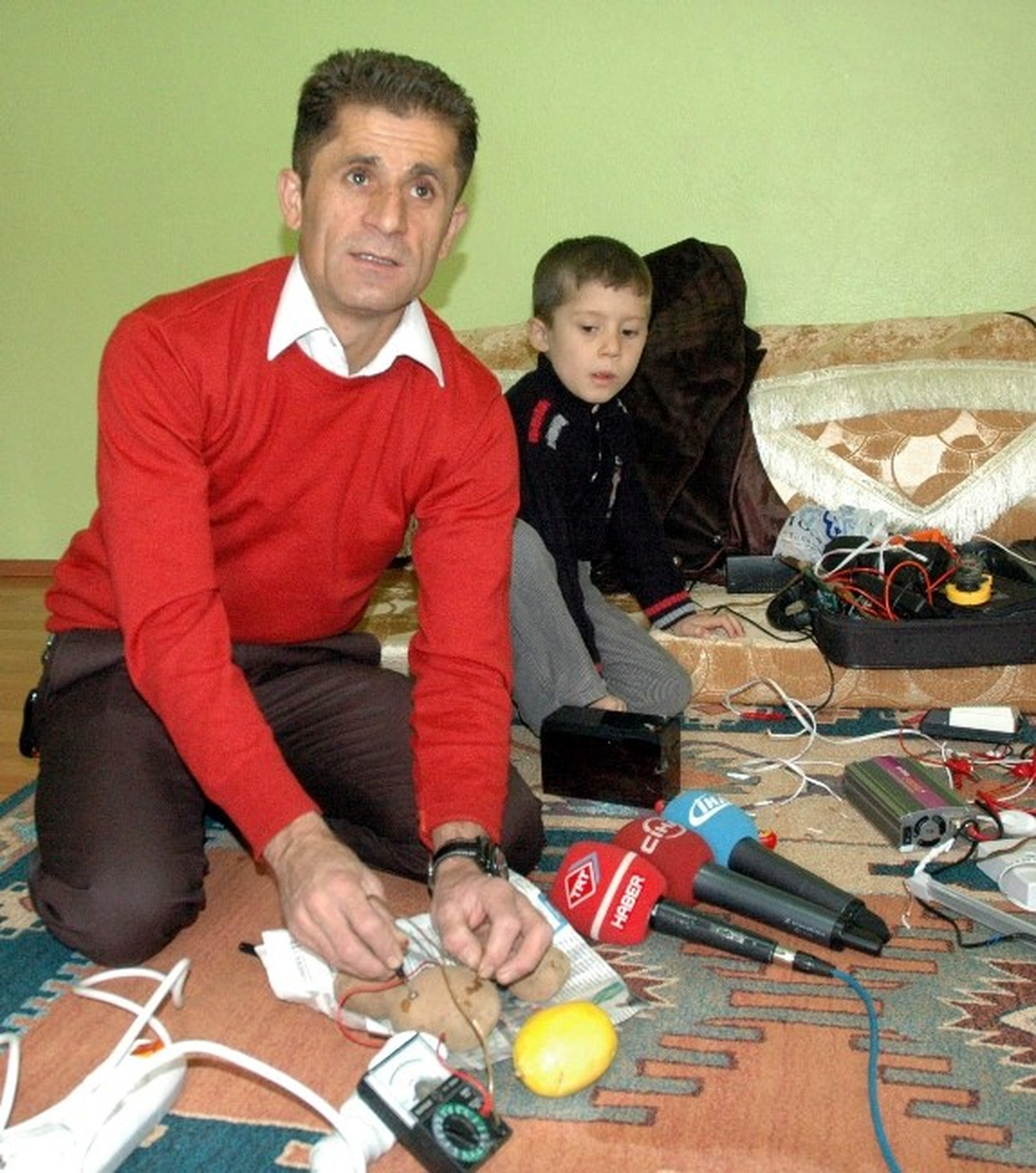 Van\'da Elektrik Kesintilerine Kızan Vatandaş Elektrik Üretti