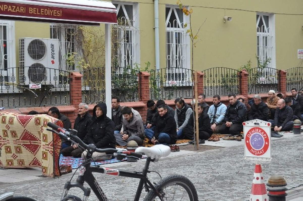 Yağmur Altında Cuma Namazı