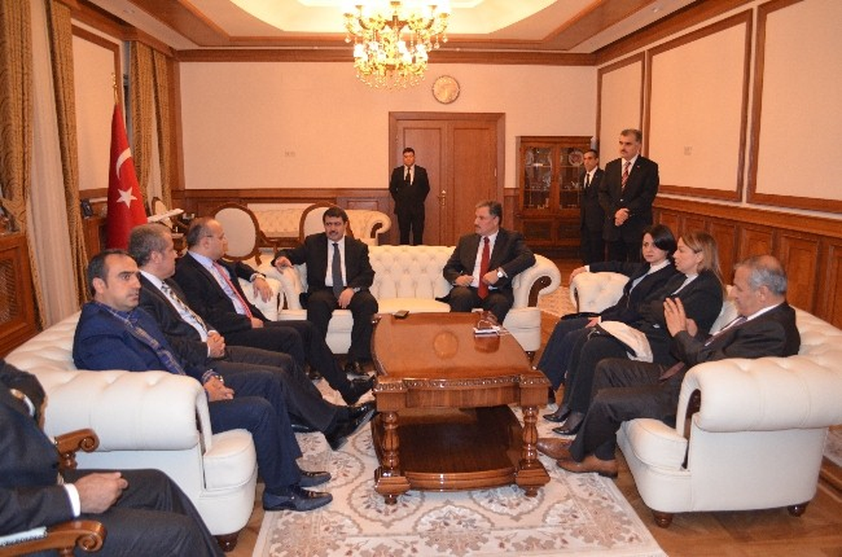 Yalçın Akdoğan Vali Şahin\'i Ziyaret Etti