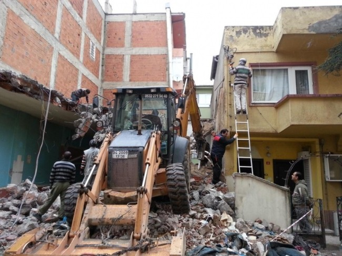 Yalova\'da Riskli Binalar Yıkılıyor