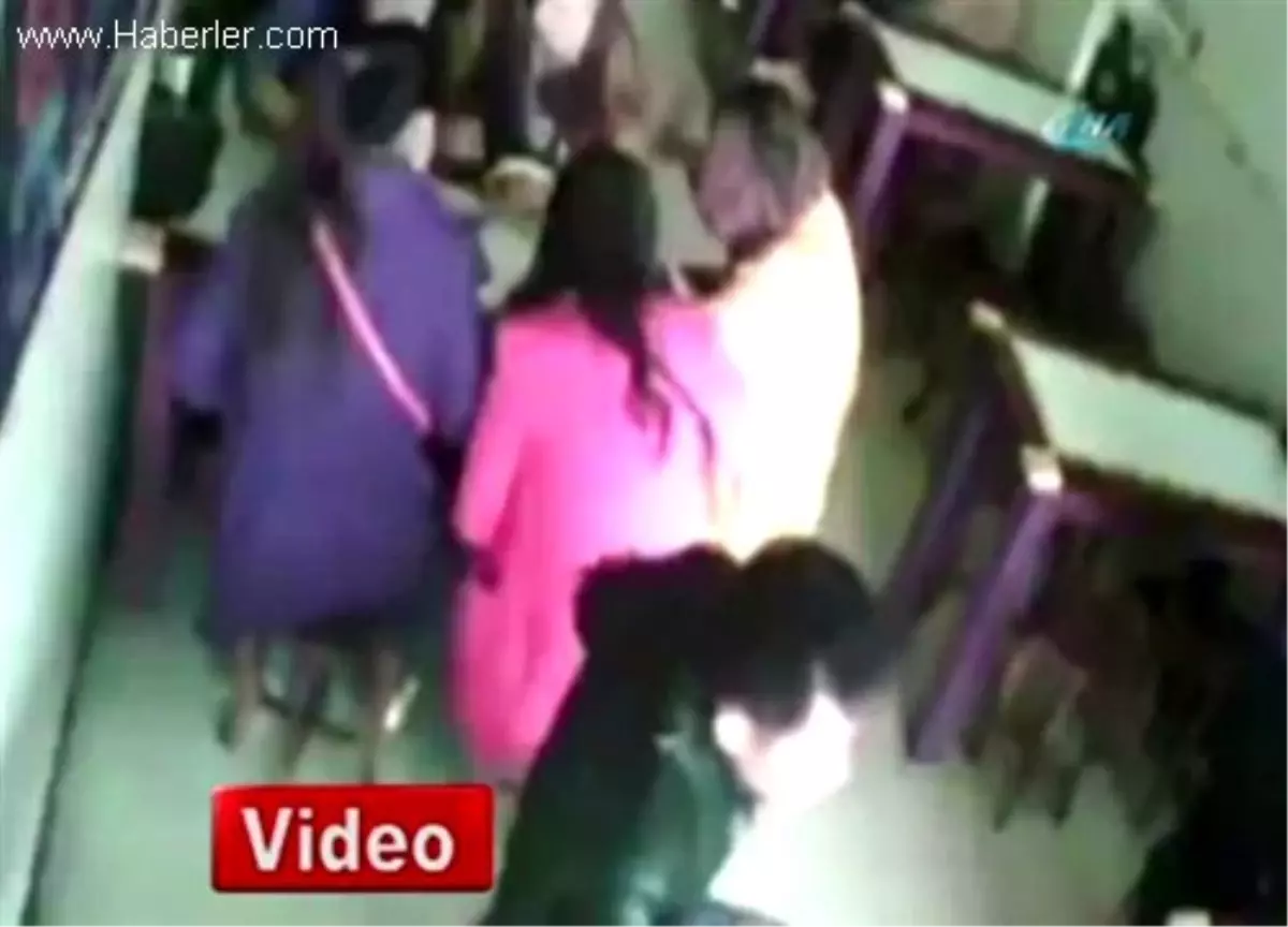 Yemek Yiyen Kızları Böyle Soydu