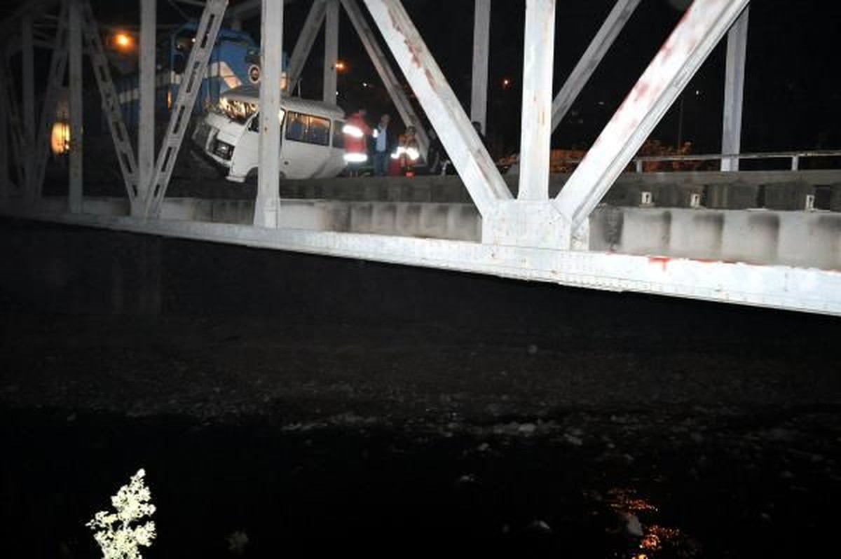Yük Treni Öğrenci Servisine Çarptı: 1 Yaralı