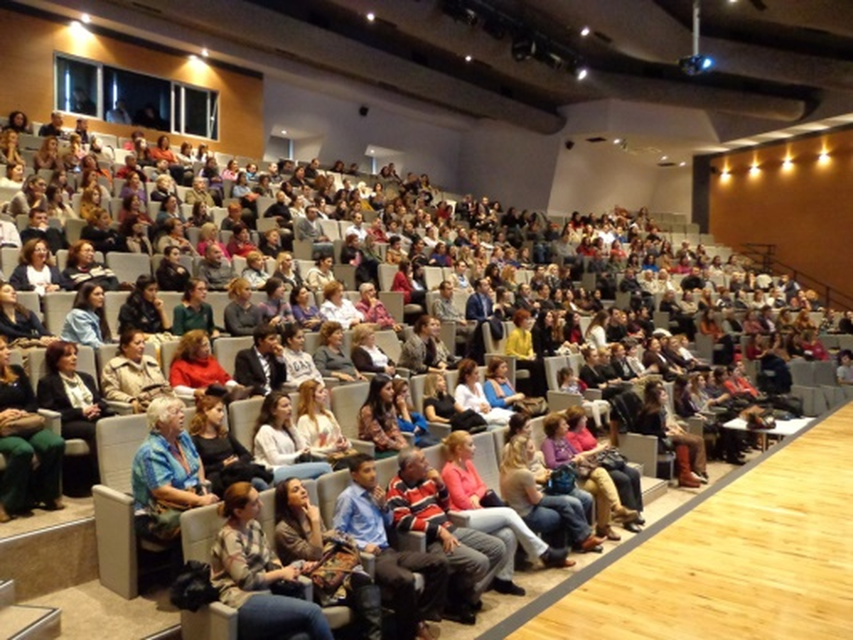 300 Kişilik Dev Koro, Meslektaşları İçin Söyledi